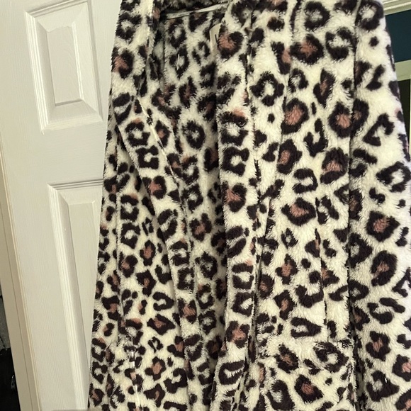 Never worn UGG Medium Robe - Picture 5 of 5
